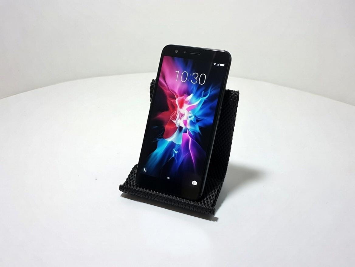 Mesh Phone Stand – Modern Desk Cell Holder – Minimalist Smartphone Dock – Ventilated Charging Stand – Office Desk Organizer